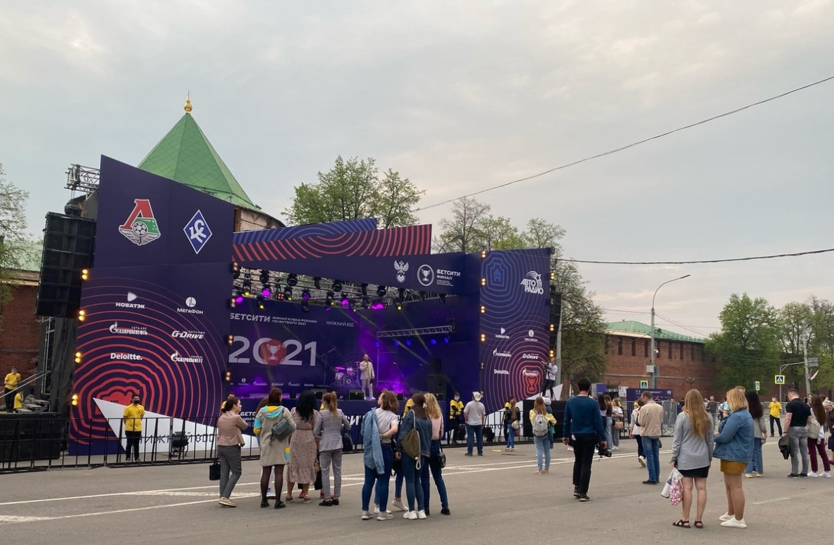 Фанаты собрались на площади Минина, чтобы посмотреть матч Кубка России