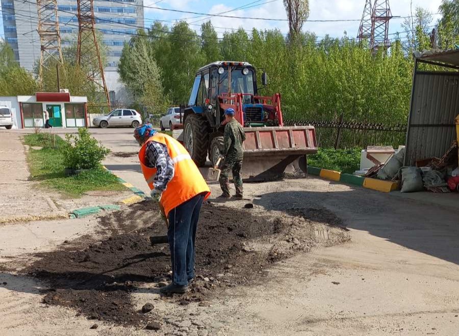 По обращениям жителей в Приокском районе коммунальщики вывезли мусор со двора на улице Вологдина