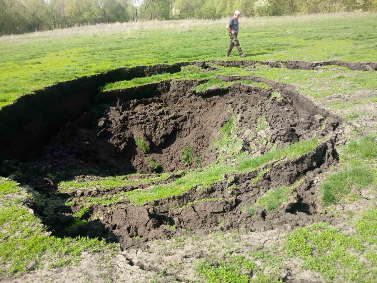 Провал глубиной 5 метров образовался на поле в Лукояновском районе