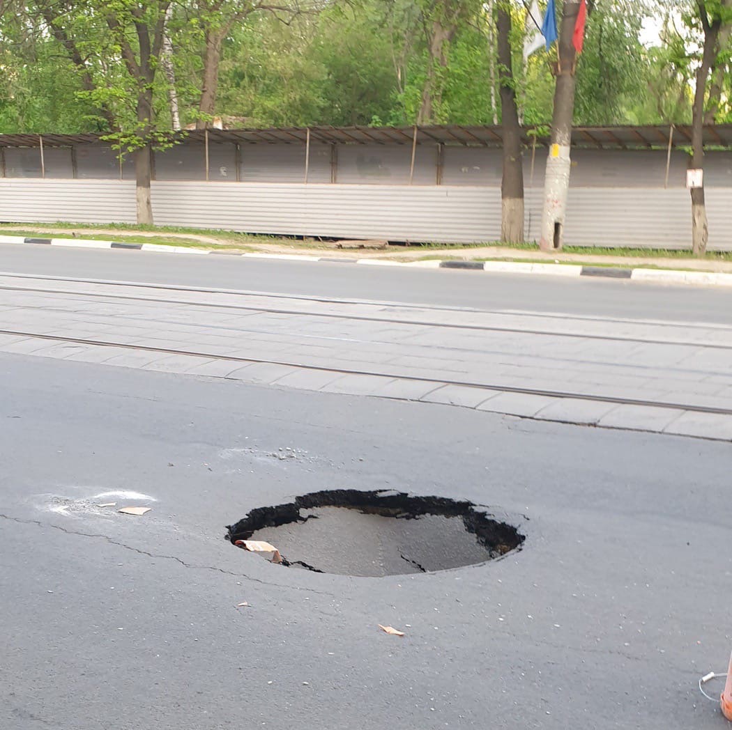 Провал грунта образовался на улице Белинского в Нижнем Новгороде