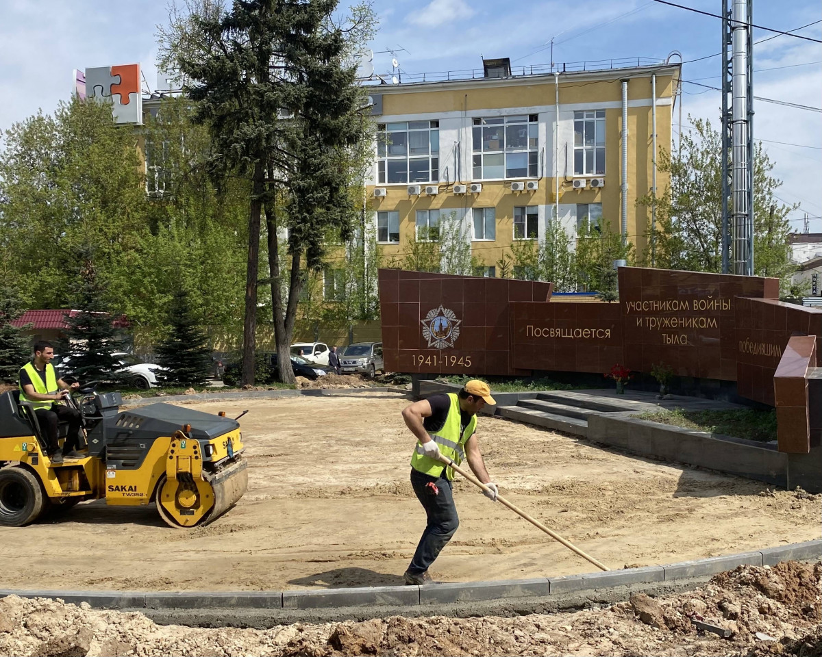 Устройство дорожек и тротуаров проходит в скверах на проспекте Гагарина и пересечении улиц Нартова и Бекетова