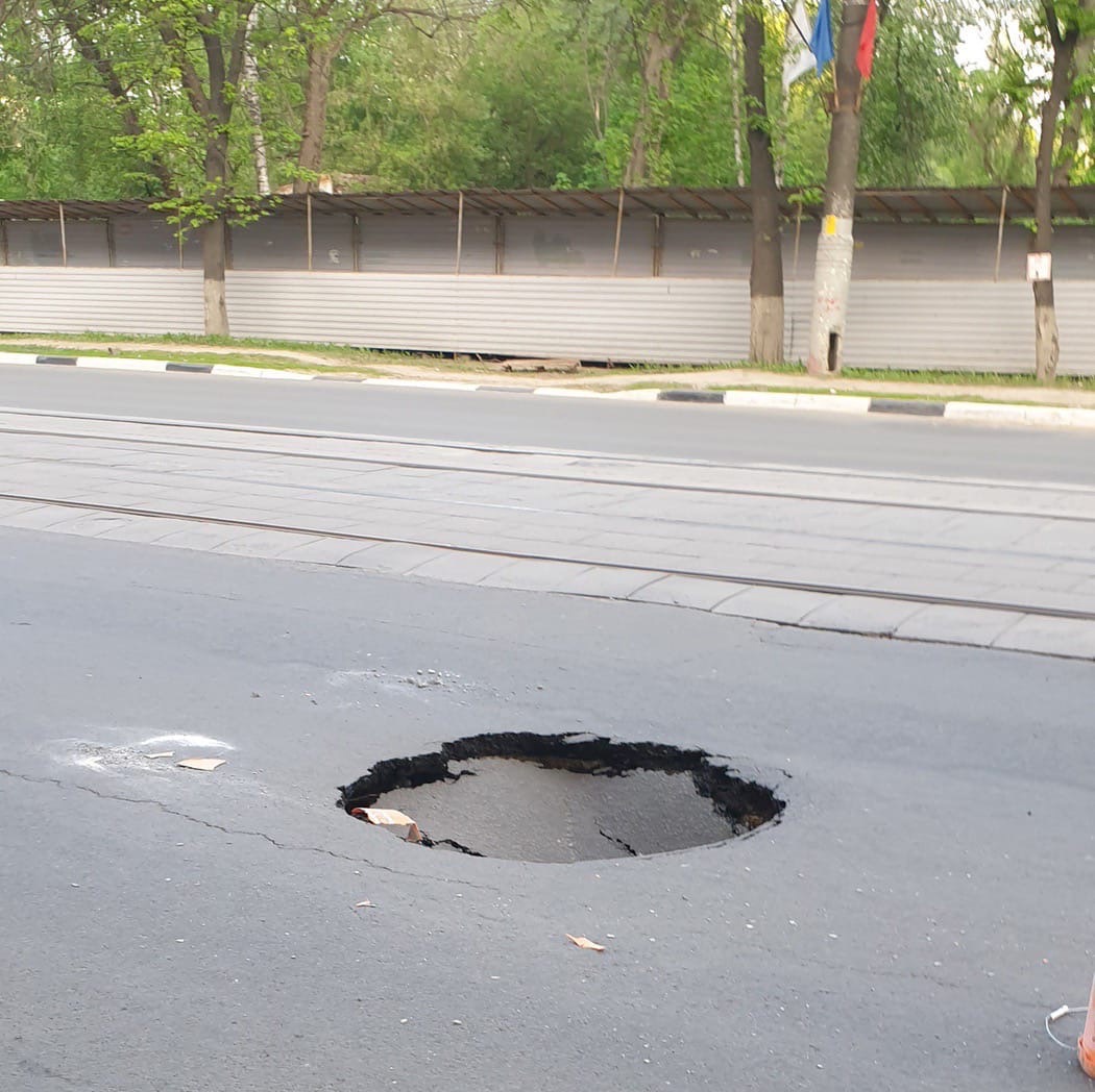 Провал грунта на улице Белинского в Нижнем Новгороде засыпали щебнем