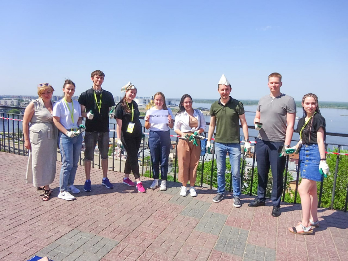 Участники «Студвесны» из Якутии покрасили бордюры и ограды в Нижнем Новгороде