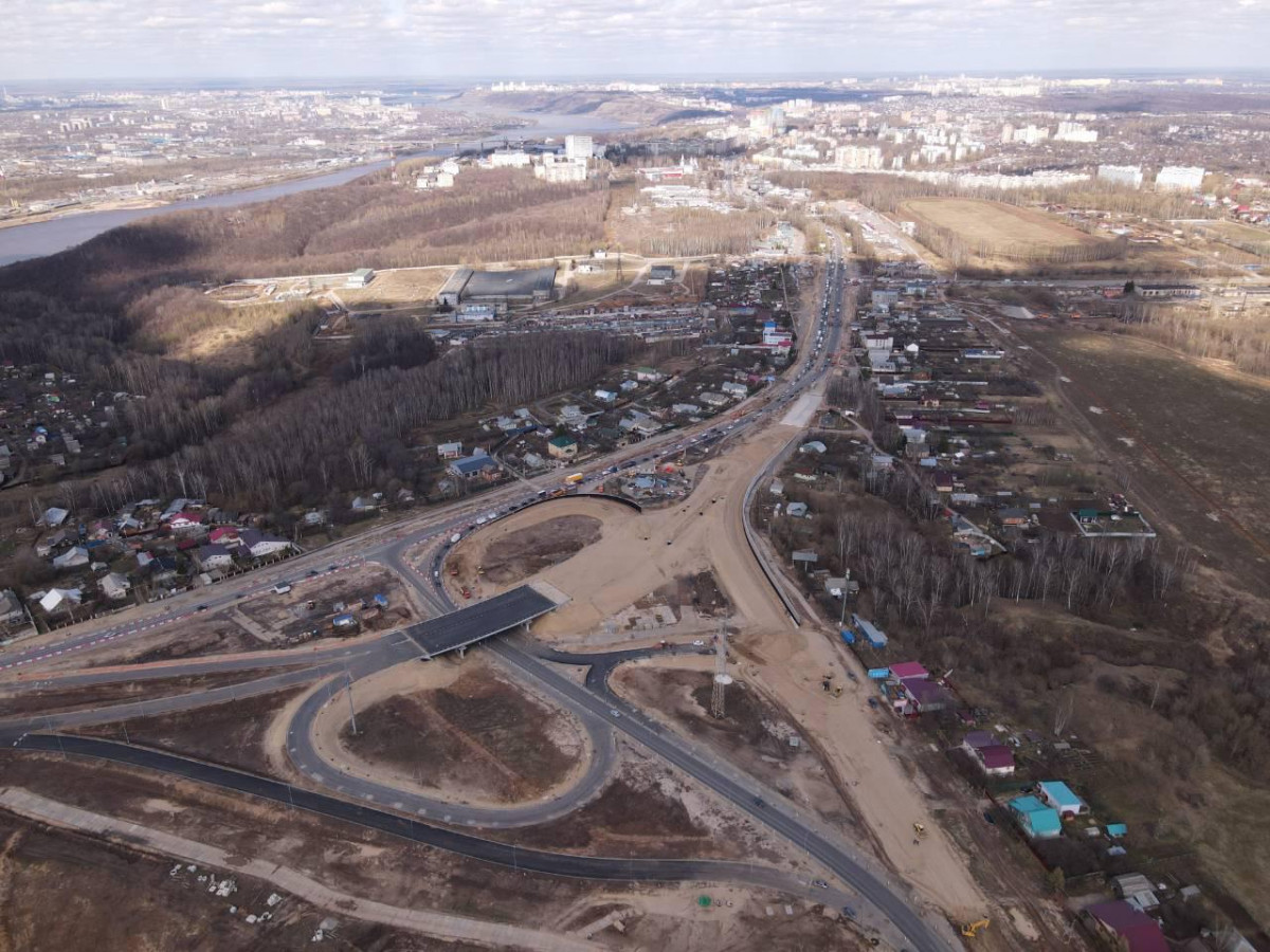 На транспортной развязке Ольгино начали асфальтировать проезжую часть путепровода