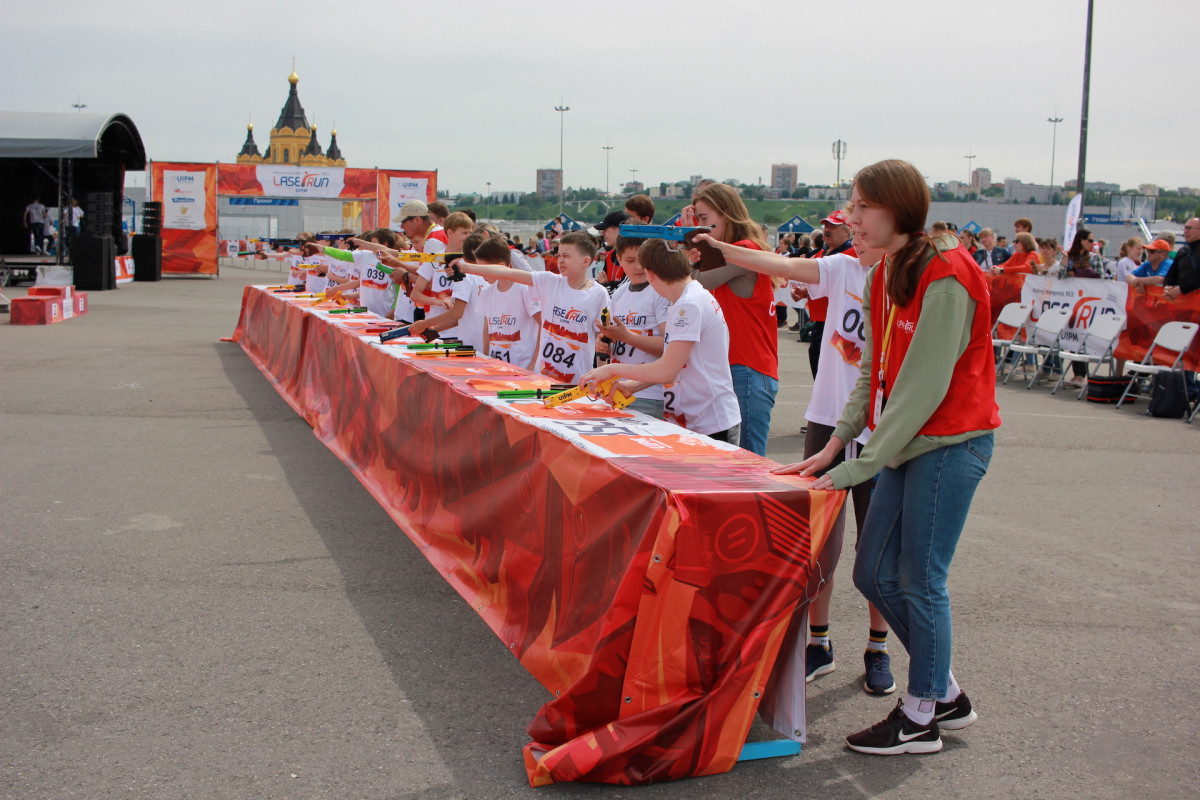 Более 500 участников вышли на старт Всемирного городского тура по лазер-рану в Нижнем Новгороде