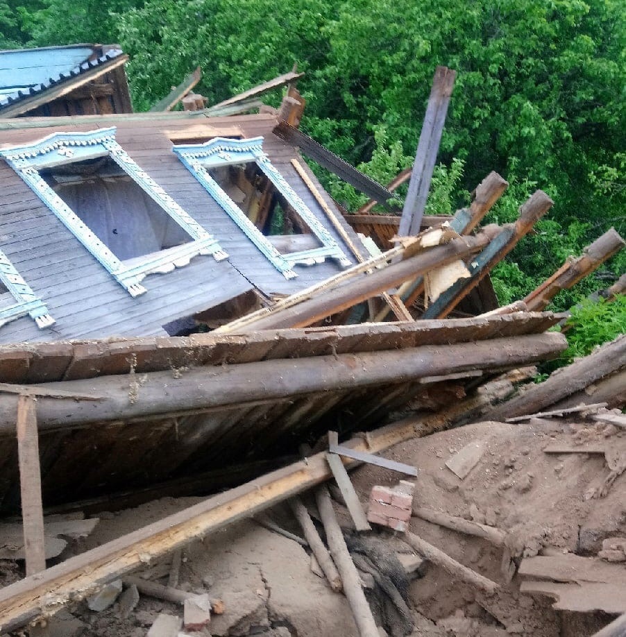Третий дом рухнул в овраг в Караулове