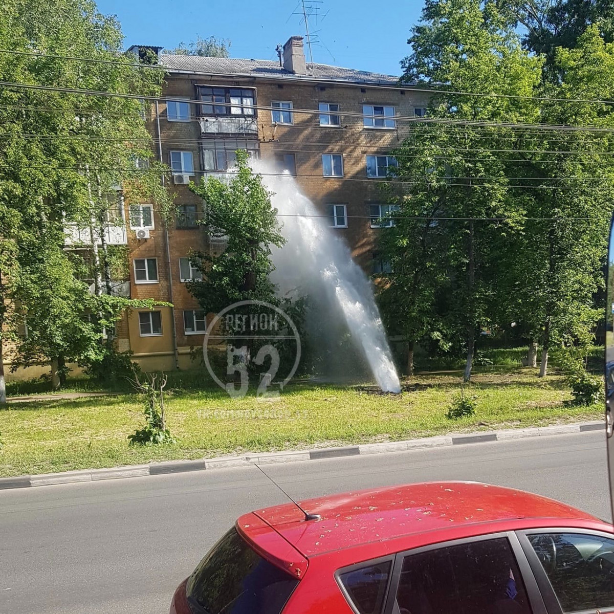 Фонтан воды забил из-под земли на Московском шоссе в Нижнем Новгороде