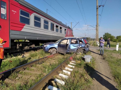 Автомобиль врезался в электричку в Сормовском районе