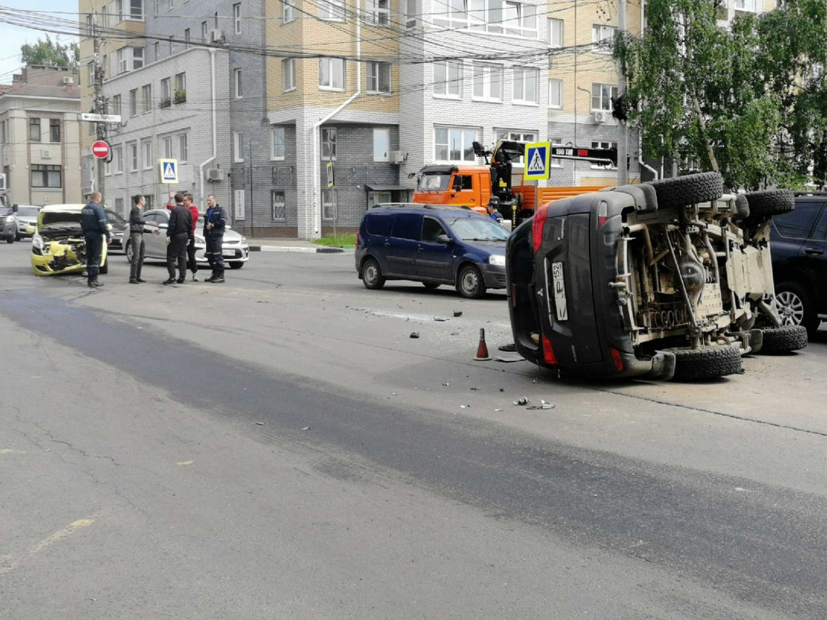 Машина перевернулась в центре Нижнего Новгорода