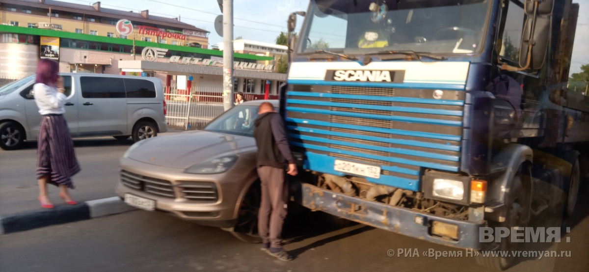 ДТП с участием грузовика «Scania» произошло на улице Родионова