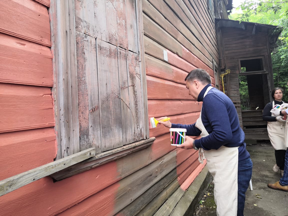 Сергей Баринов покрасил фасад восстанавливаемого дома в Нижнем Новгороде