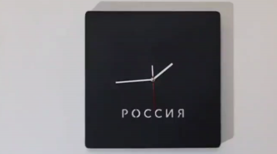 Часы, идущие назад, повесили на доме Бориса Немцова в Нижнем Новгороде