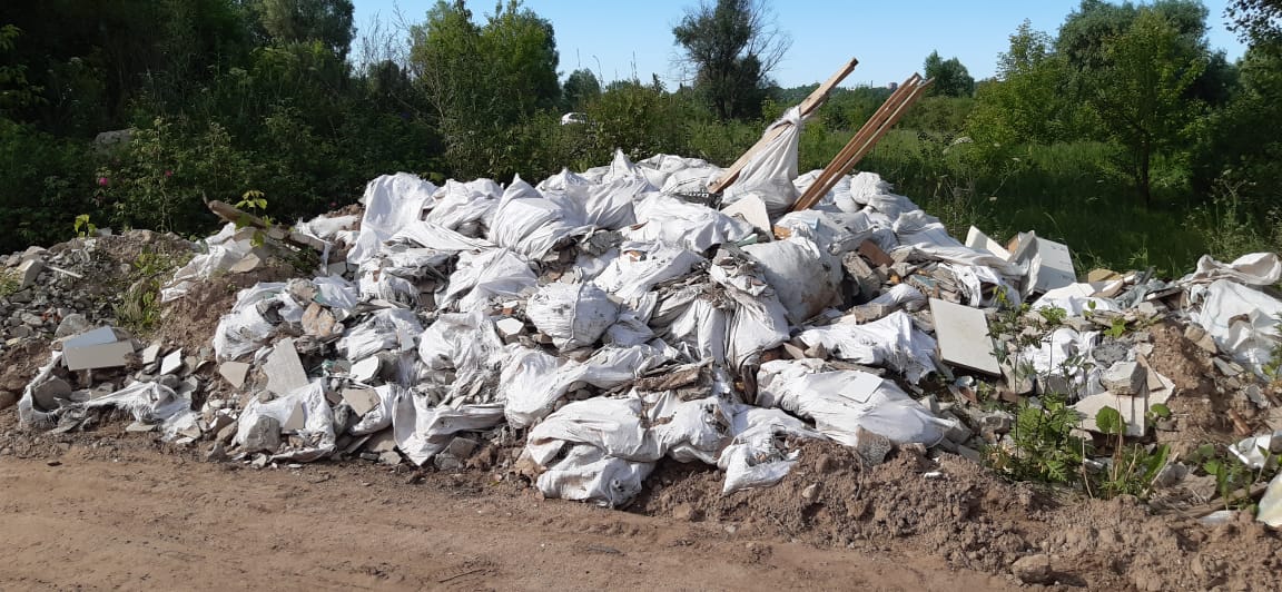 Свалку мусора обнаружили на участках в районе Артемовских лугов