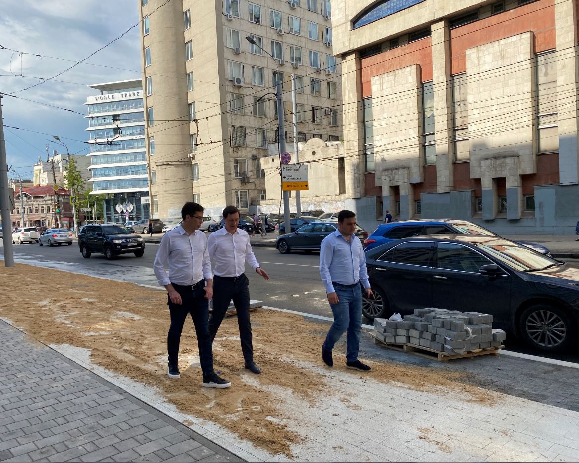 Юрий Шалабаев проверил ход работ на улице Варварской