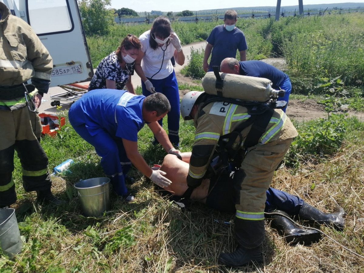 Двое мужчин чуть не погибли в канализационном колодце в Ясенцах