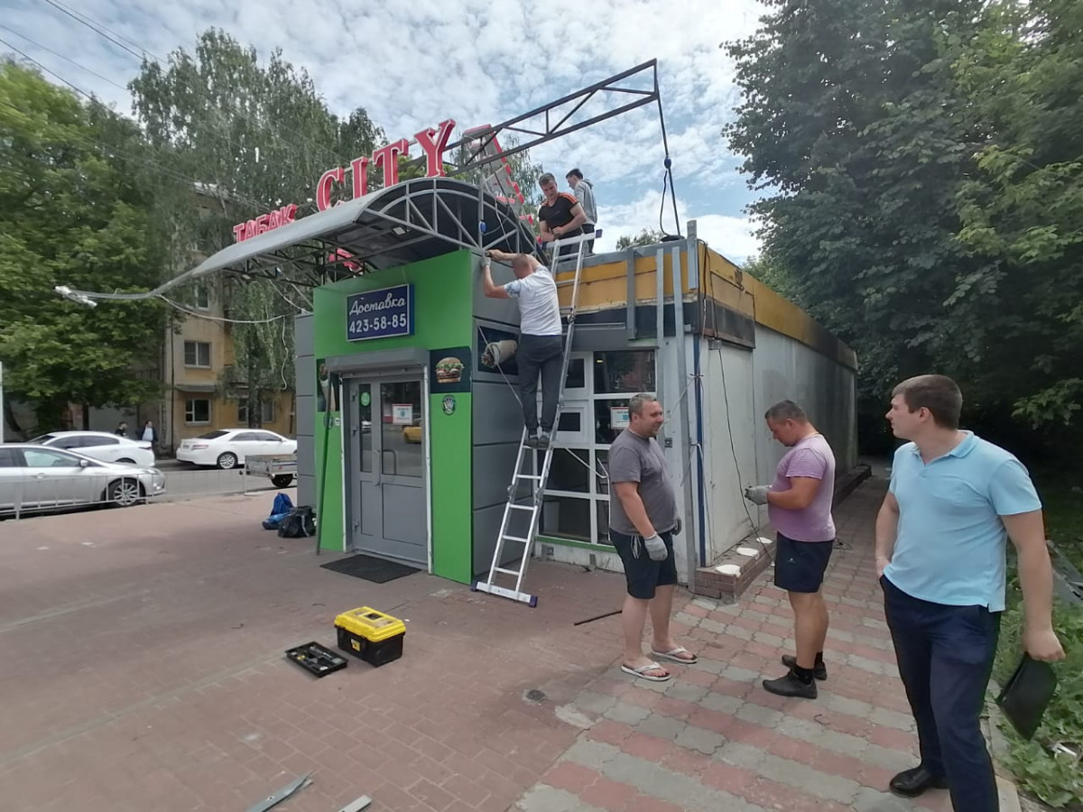 Незаконную торговую точку демонтировали на улице Бекетова в Нижнем Новгороде