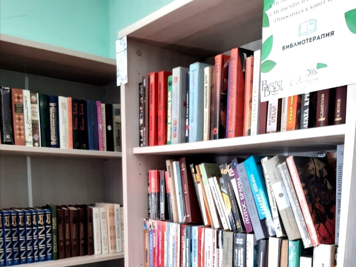 Книжные шкафы появились в санаторно-реабилитационном центре «Голубая Ока»
