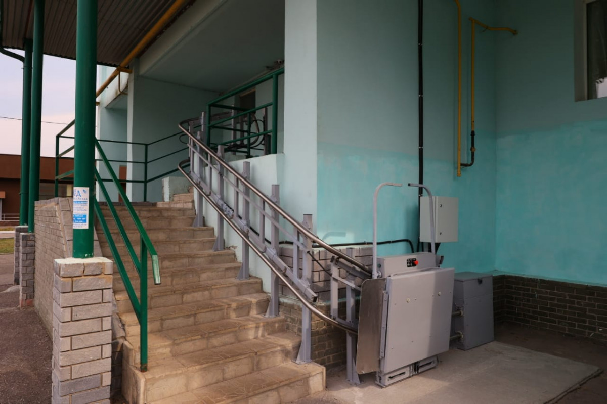 В Дзержинске установили электрический подъемник для подростка с ограниченными возможностями