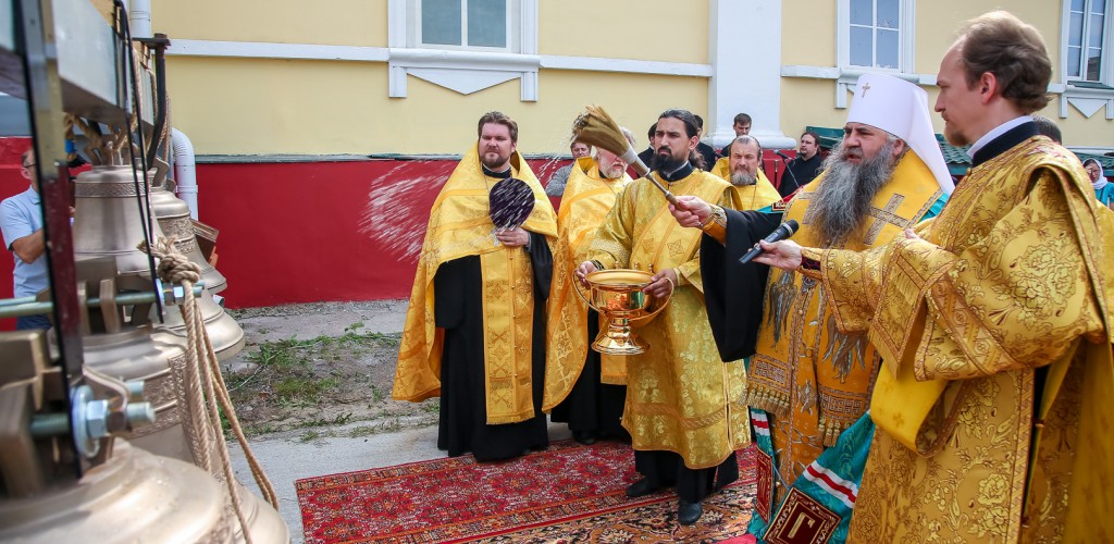 Глава Нижегородской митрополии освятил колокола Спасо-Преображенского храма