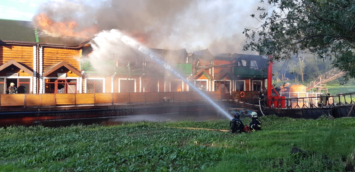 Опубликованы фото пожара в банной усадьбе на Гребном канале