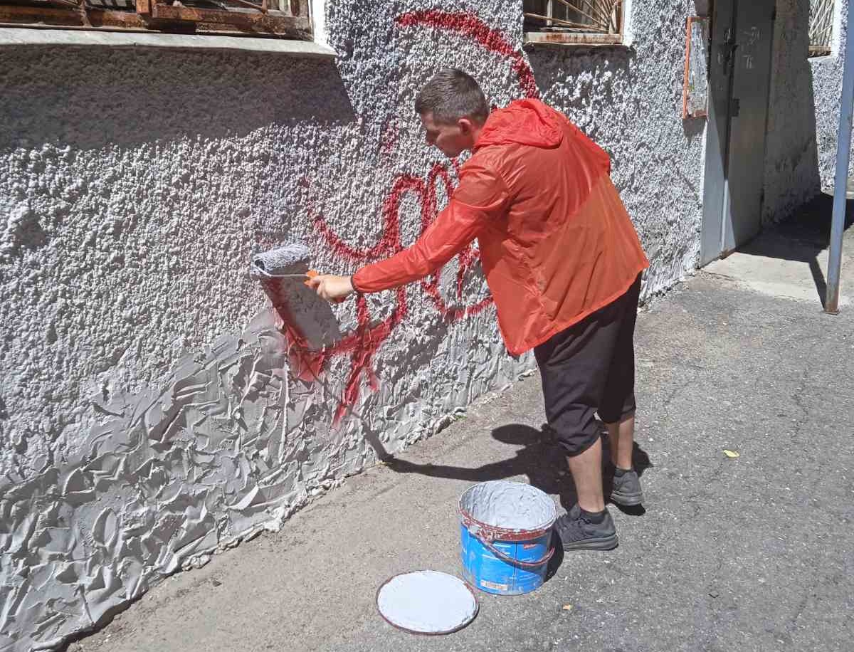 Около 180 граффити и объявлений закрасил Приокский ДУК за неделю
