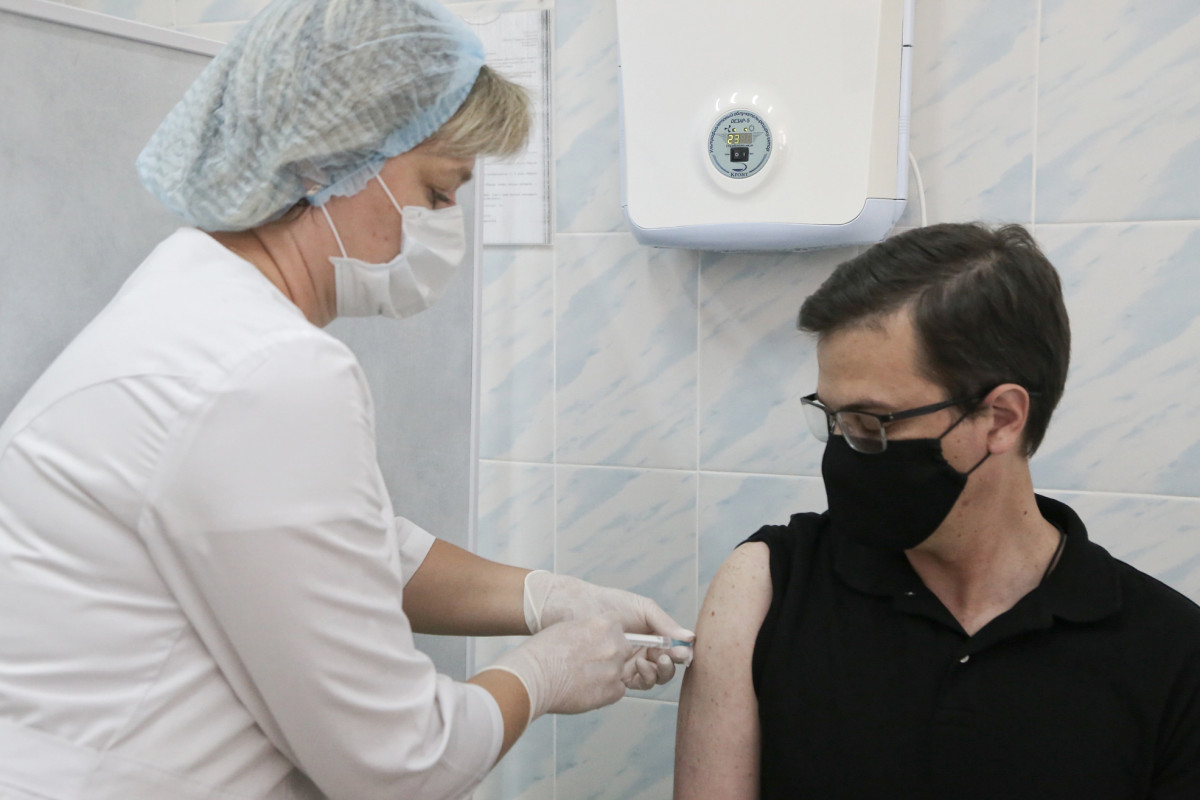 Юрий Шалабаев привился вторым компонентом вакцины от коронавируса