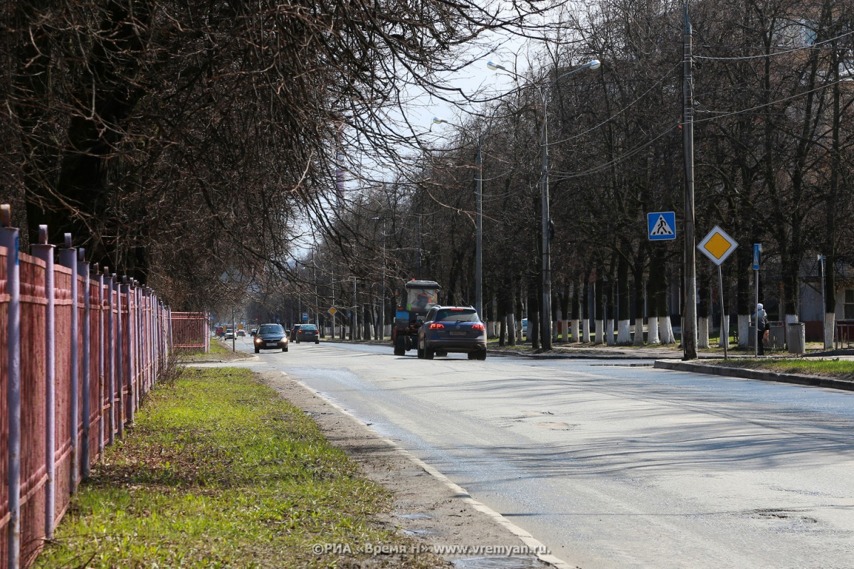 Мужчина перекрыл движение, ползая днем по Московскому шоссе