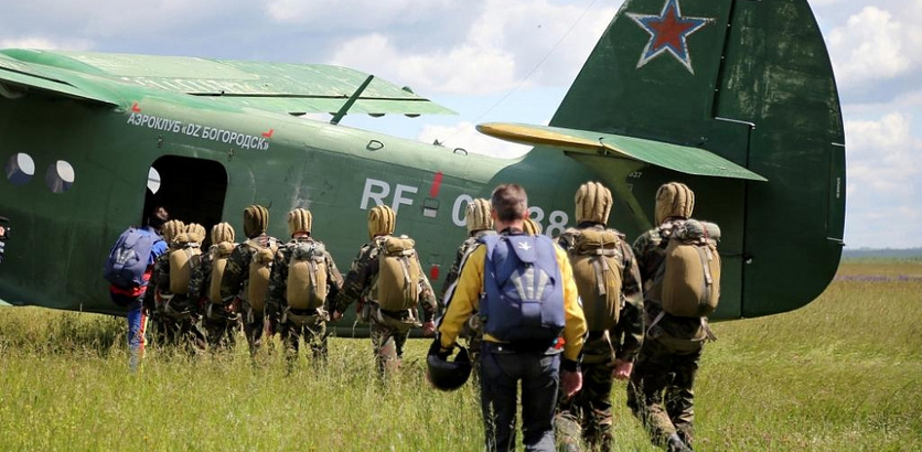 Воспитанники нижегородского лагеря «Хочу стать десантником» совершили первый прыжок с парашютом