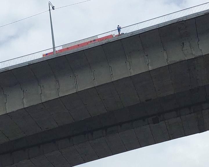 Молодого человека сняли с ограждения Мызинского моста