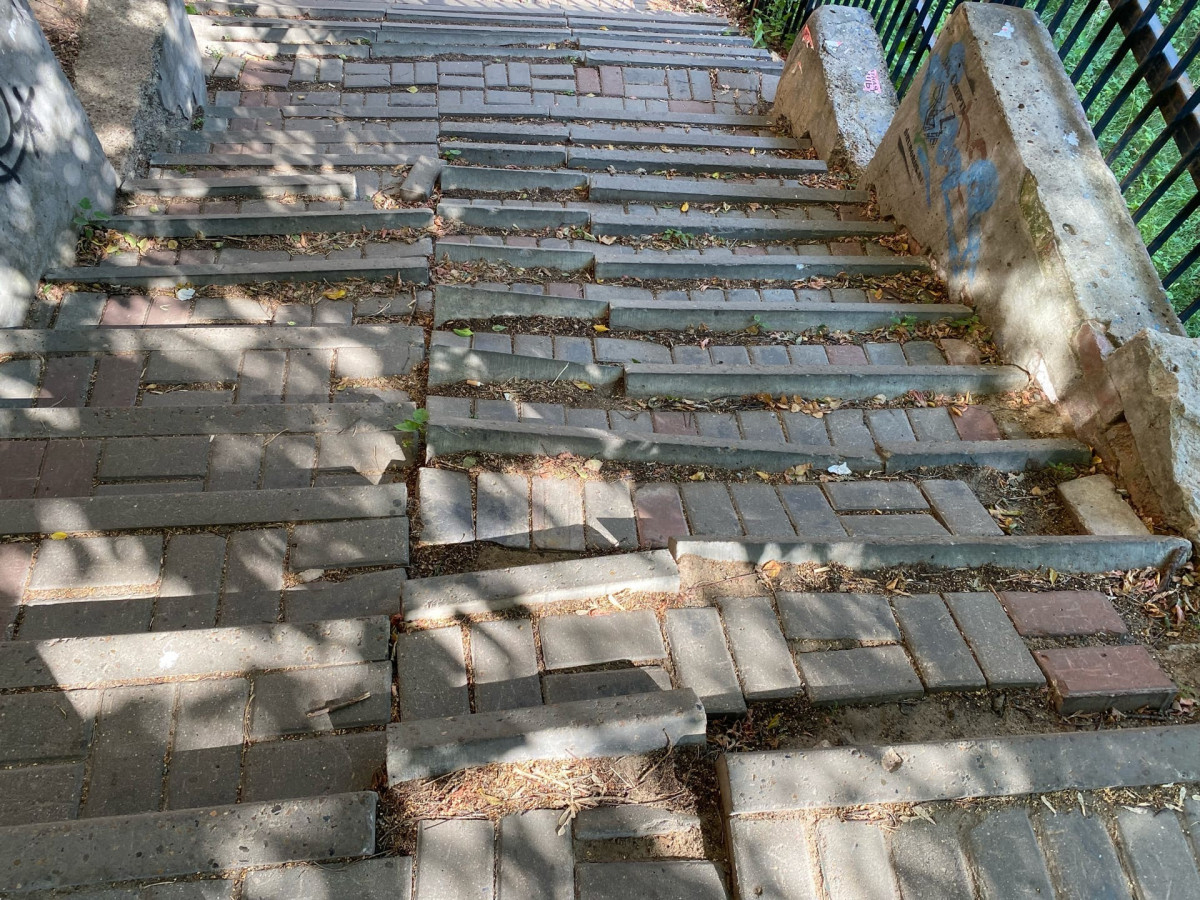 Состояние лестницы между улицами Звездинка и Максима Горького проверяют в Нижнем Новгороде