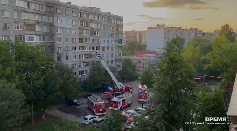 Пожар в доме на Адмирала Макарова тушат в Нижнем Новгороде