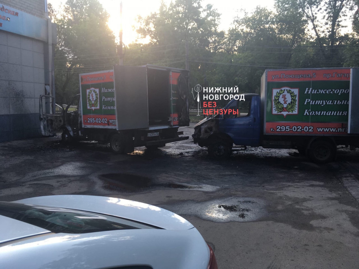 Две машины ритуальной службы сгорели в Автозаводском районе