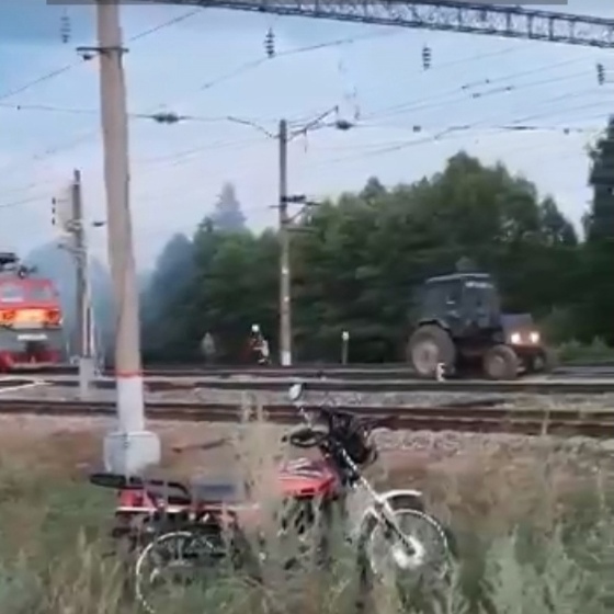 Пожарный оттащил горящий электровоз с помощью своего трактора в Навашинском округе