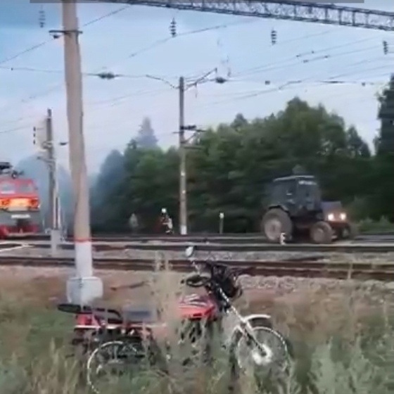Пожарный оттащил горящий электровоз с помощью своего трактора в Навашинском округе