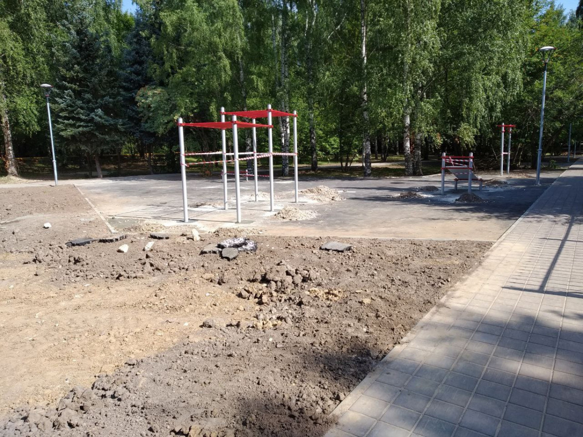 Спортэлементы устанавливают на воркаут-площадке в Приокском районе
