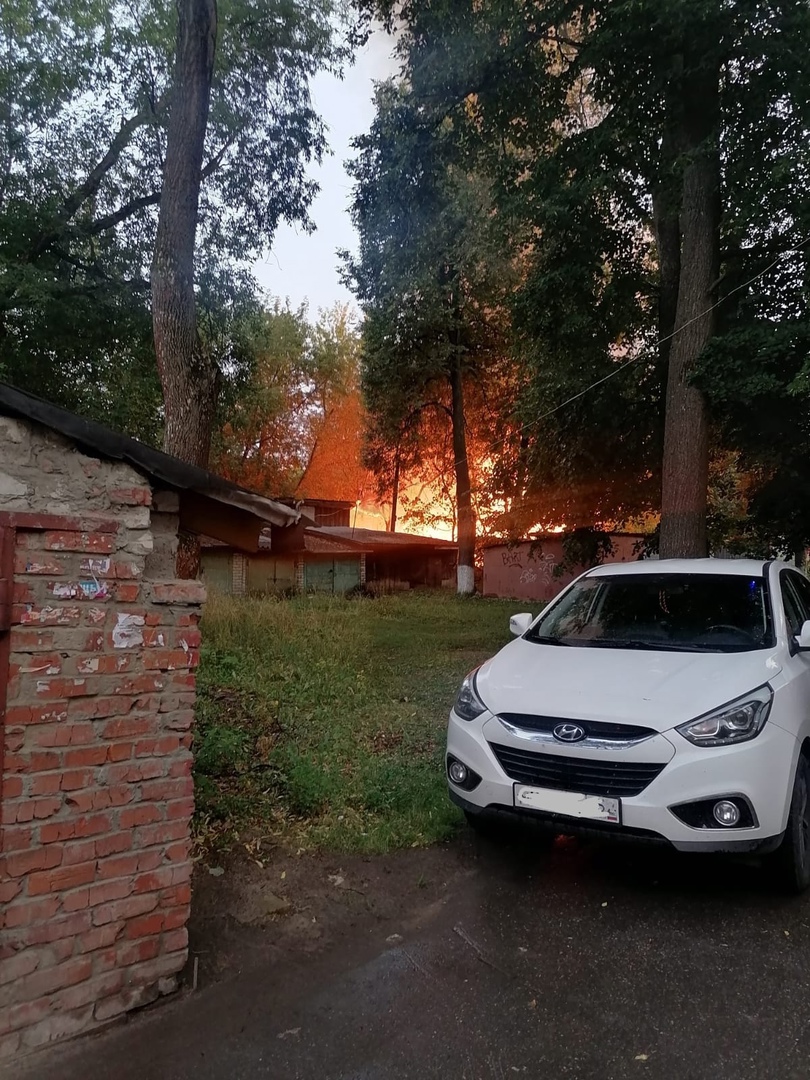 Сараи загорелись на улице Невзоровых вечером 3 августа