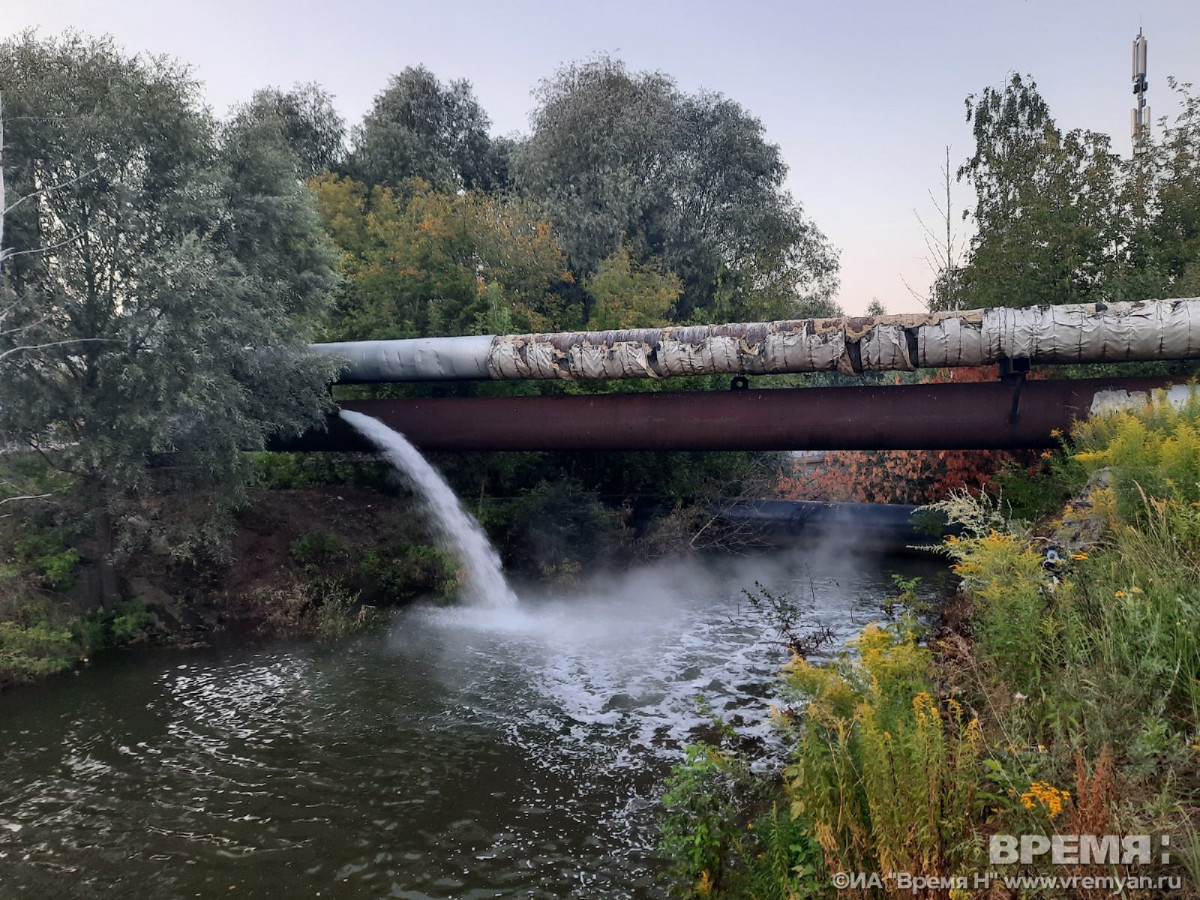 Горячую воду сливают в Автозаводский магистральный канал возле микрорайона Юг