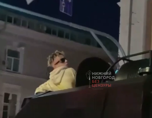 Элджей прокатился по Нижнему Новгороду на бронетранспортере