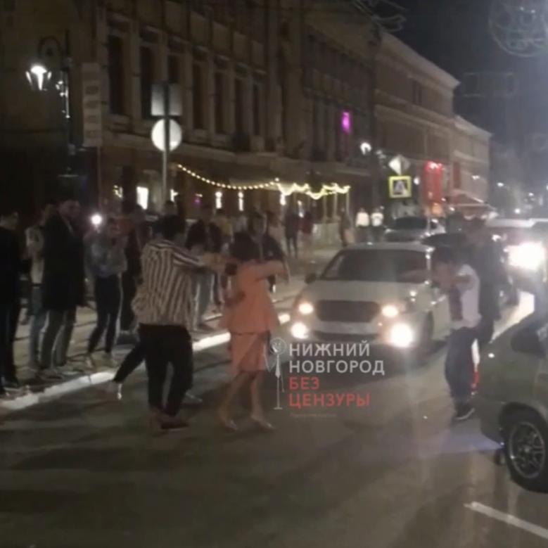 Танцоры лезгинки перекрыли улицу Рождественскую в Нижнем Новгороде