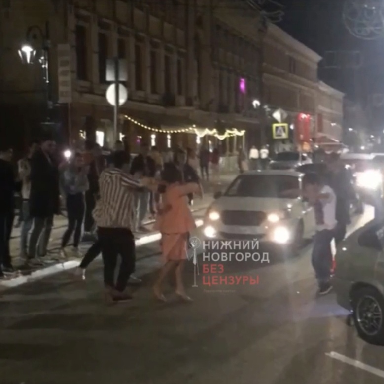 Танцоры лезгинки перекрыли улицу Рождественскую в Нижнем Новгороде
