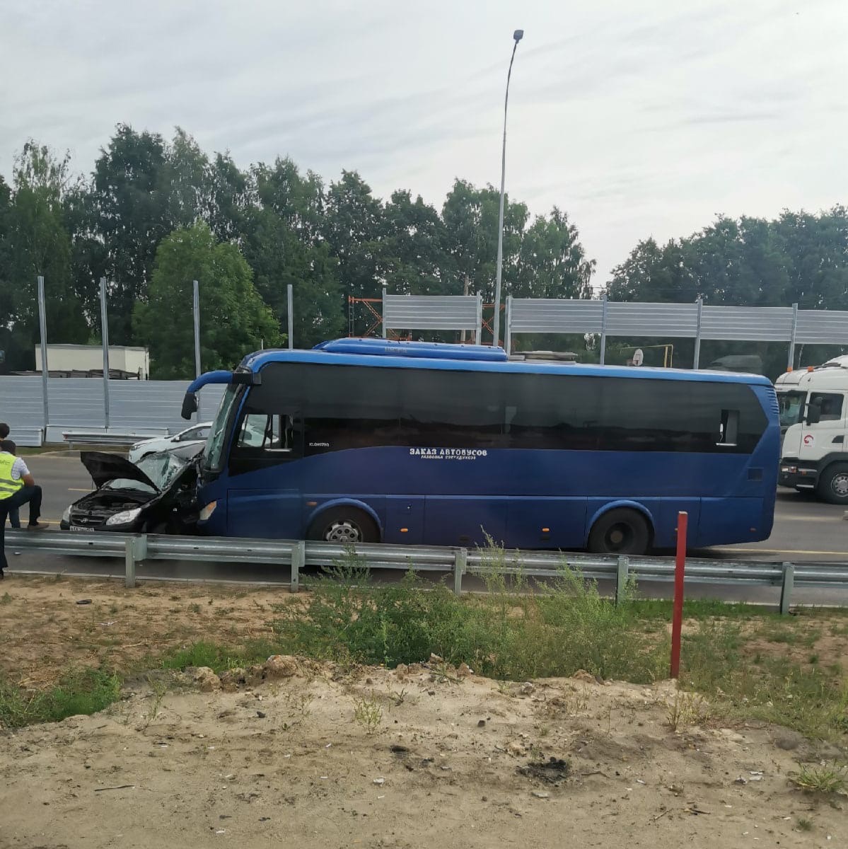 Автобус и легковушка столкнулись около деревни Ольгино 9 августа