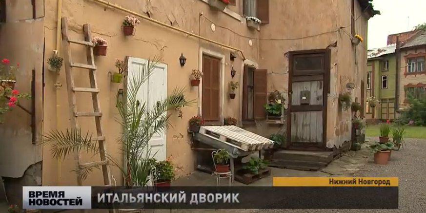 Появился в дворике. Средиземноморские патио в тоскане. Огромные качели городские. Появился в дворике. Роспись стен во дворе.