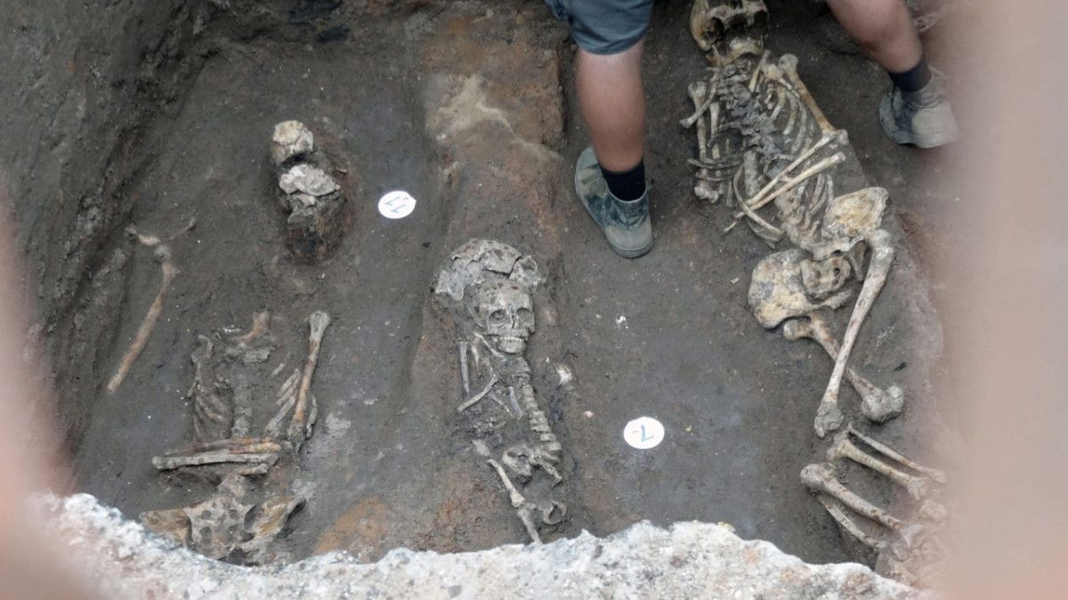Коммунальщики из Арзамаса при раскопках обнаружили скелеты трех человек