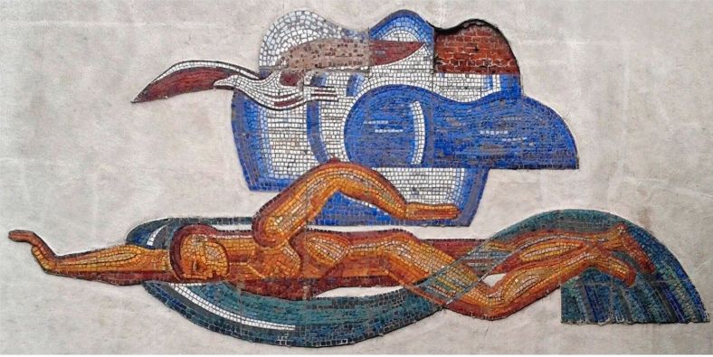 Нашумевшую мозаику с пловцом восстановили на фасаде бассейна «Чайка»