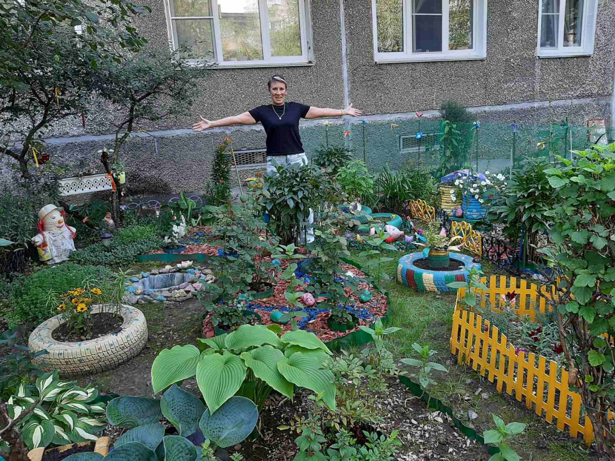 Придомовые территории на Чаадаева, где высажено более 100 сортов цветов, победили в конкурсе благоустройства