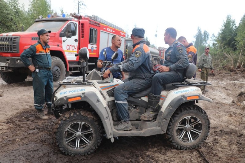 Около 1,5 тысяч спасателей тушат пожар в Мордовском заповеднике