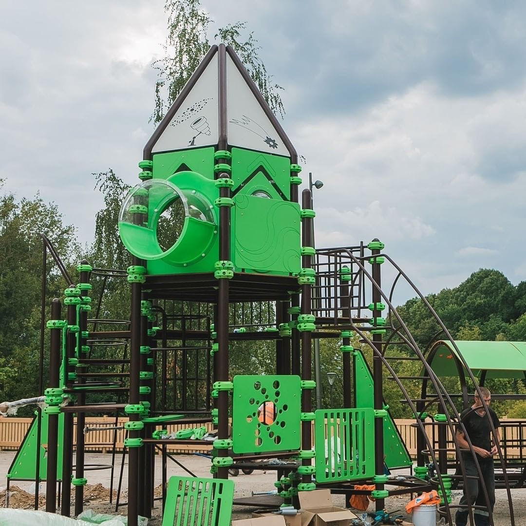 Оборудование устанавливают на детской площадке в нижегородской «Швейцарии»