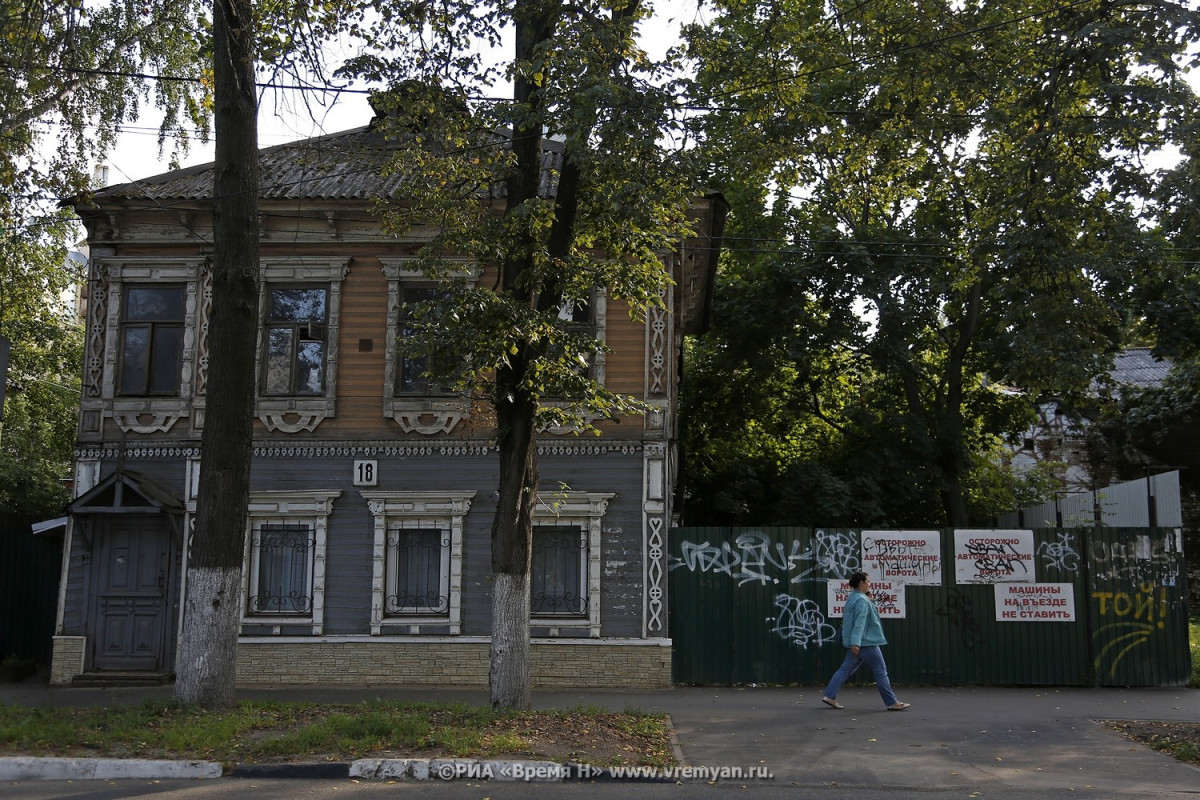 Три деревянных дома начали разбирать на улице Новой