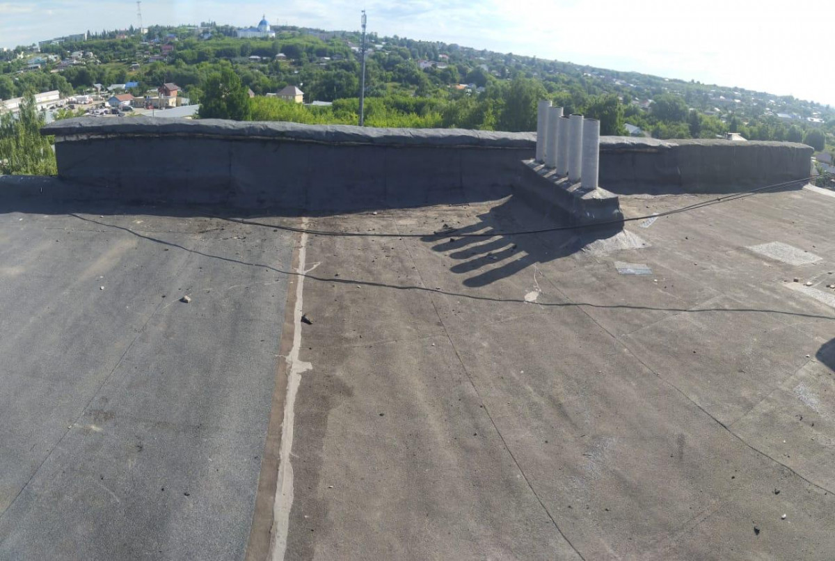 После вмешательства ГЖИ коммунальщики отремонтировали парапет крыши дома в Сергаче