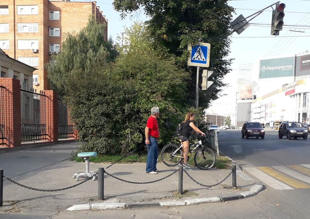 Мужчина выгуливал табуретку в центре Нижнего Новгорода